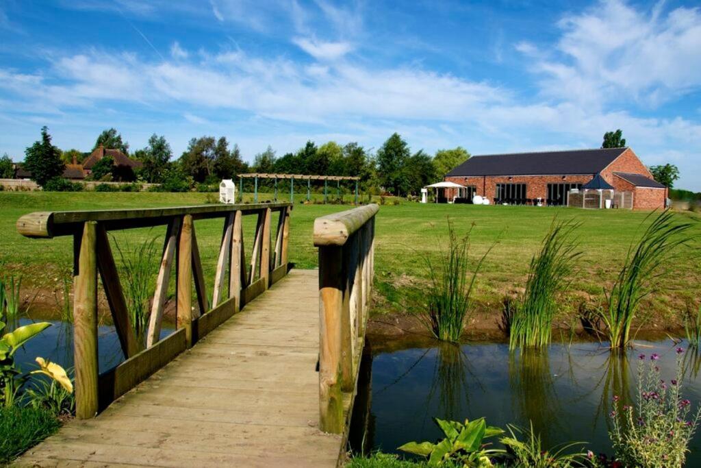 Brackenborough Lakes Деревянный коттедж Лаут